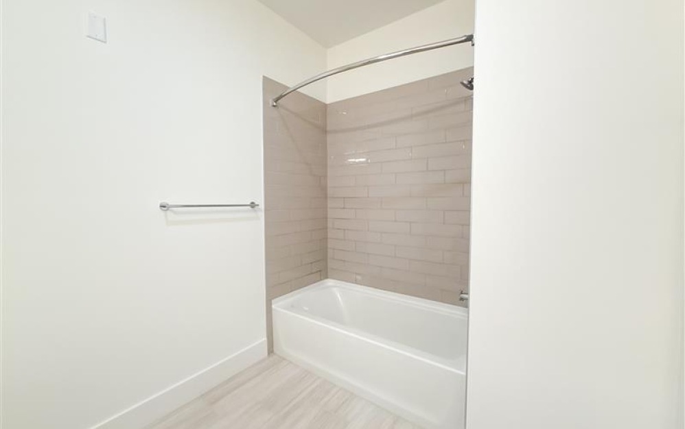 S2 - Studio floorplan layout with 1 bathroom and 500 square feet (S2 Bathroom Soaking Tub)